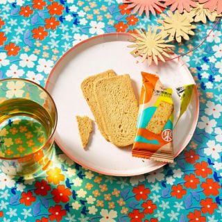 orange-oilcloth-Blauw-white-flowers-lola